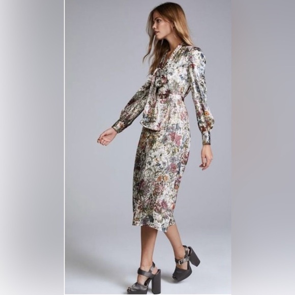 Chic Floral Tie-Neck Dress - Picture 8 of 15